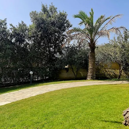 Laura, Fronte Piscina E Giardino Privato