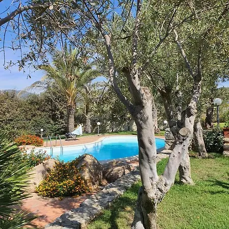 Laura, Fronte Piscina E Giardino Privato 别墅 *