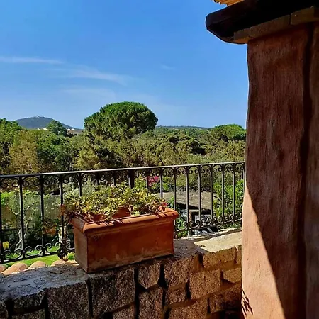Laura, Fronte Piscina E Giardino Privato